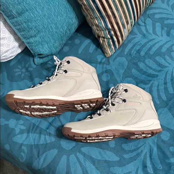 NWOT Columbia Cream and Brown Boots High-Top Design - Picture 3 of 7